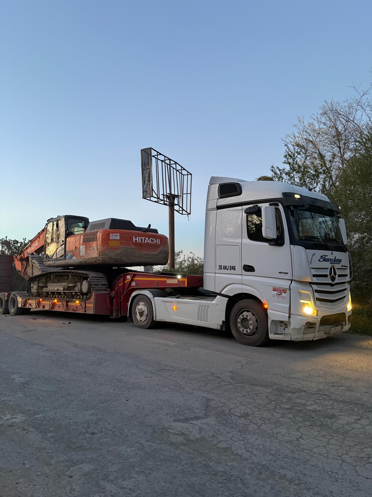 Ağır taşımacılık için iş makinesi ve proje yükü